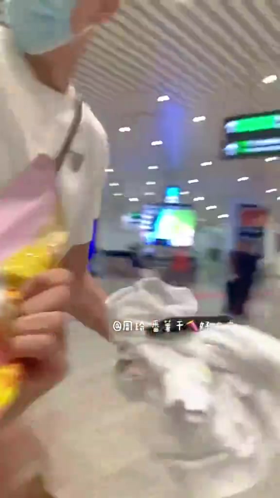 笑死！一名球迷在机场追着周琦，要送他番薯干！周琦最后无奈收下了