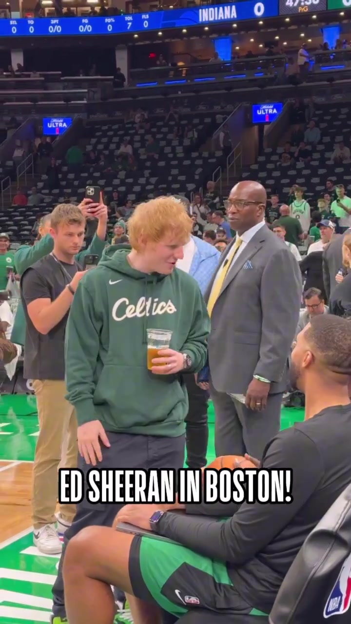 英国歌手黄老板Ed Sheeran观战东决G2 赛前与绿军将士握手致意！