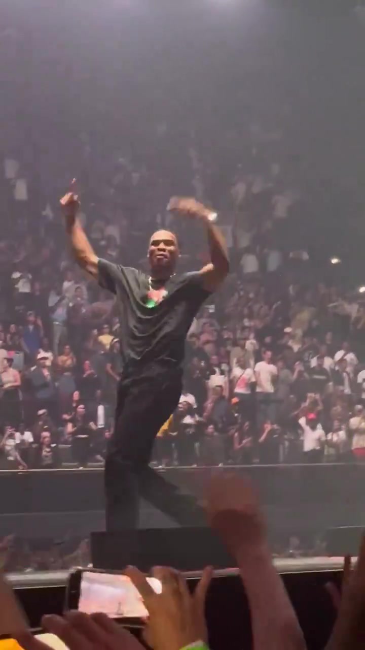 巨星范！威少助威说唱歌手Lamar的演唱会，随后上台跳起了舞！