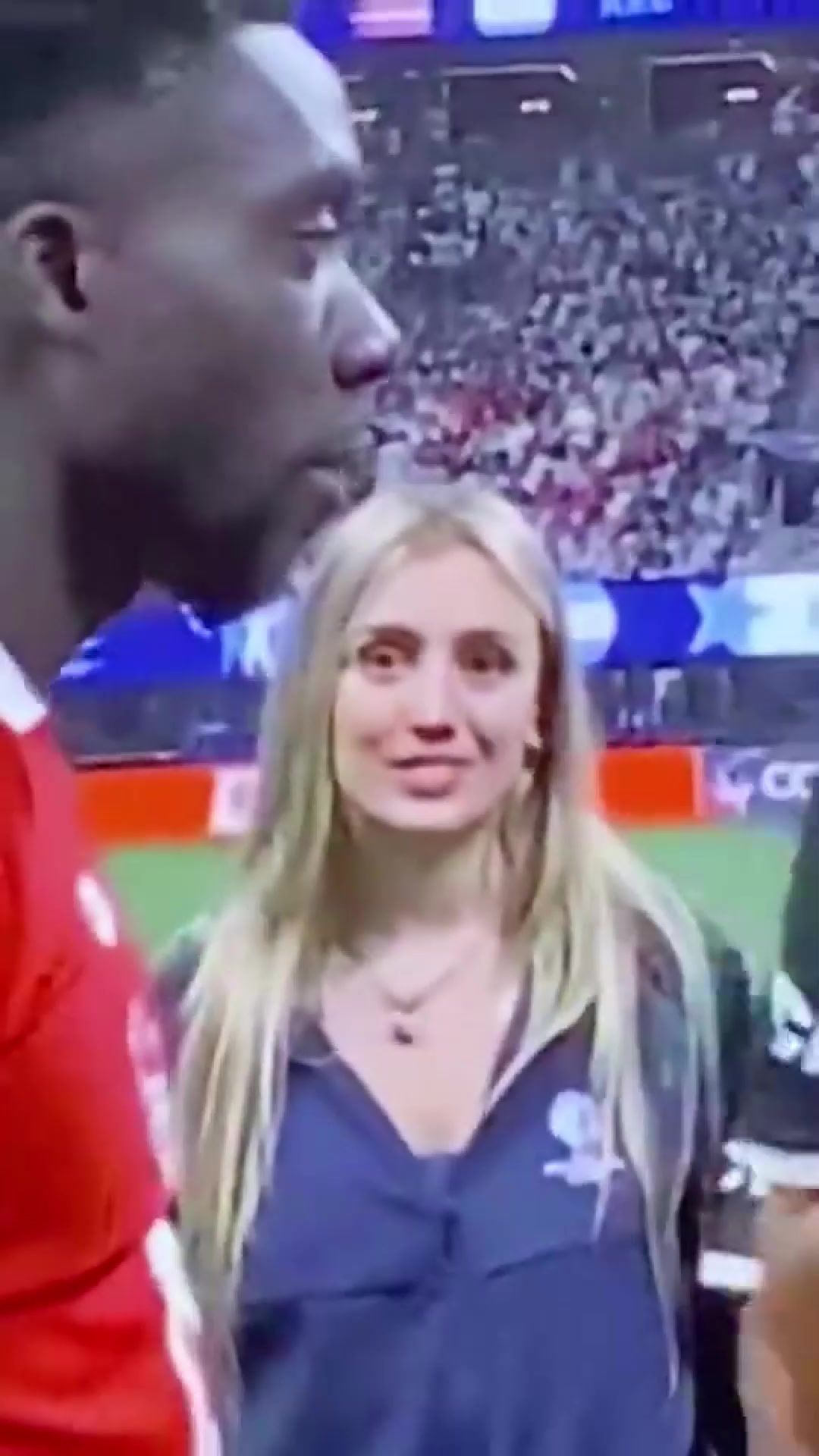 看着阿方索笑美洲杯赛前阿根廷美女记者看看着阿方索深情凝视