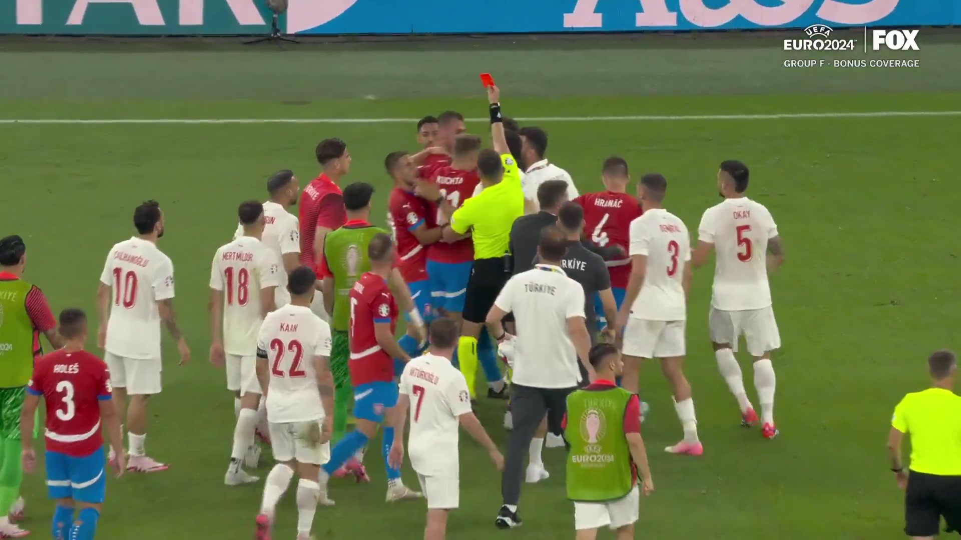 比赛结束后，捷克球员和土耳其球员起争执，裁判疯狂出牌降火